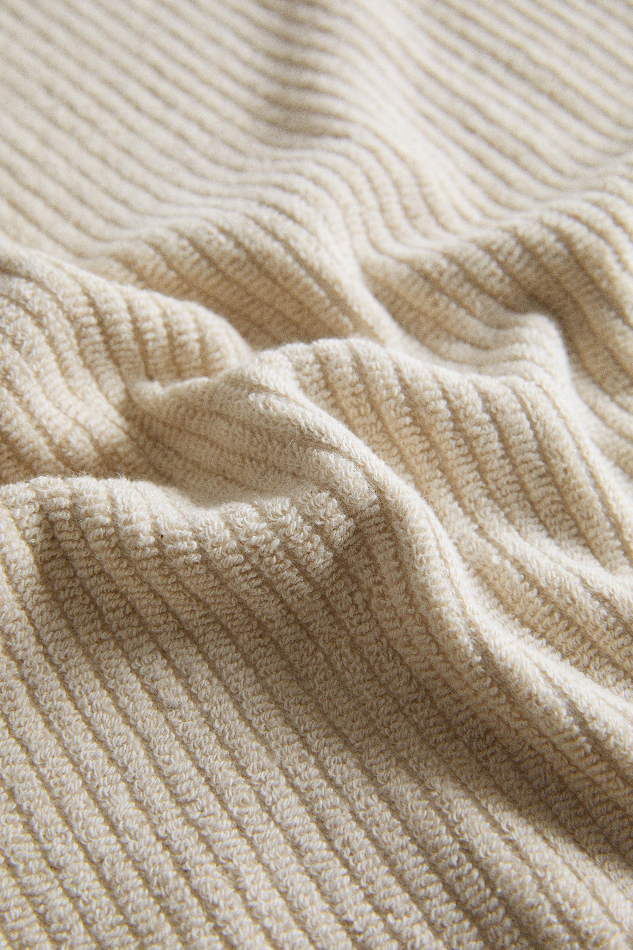 TEXTURED BATH TOWEL